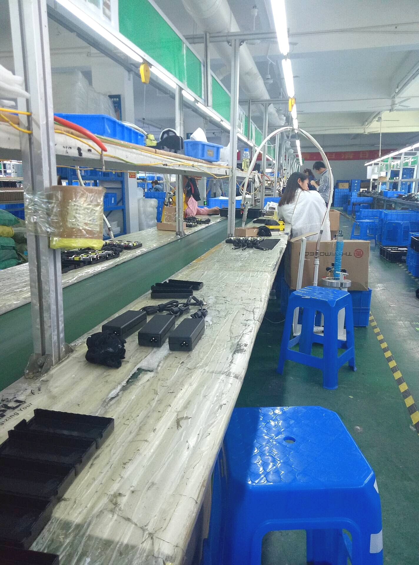 深圳某电子厂流水线上的他们,每天都是这样上班的,你体验过吗?